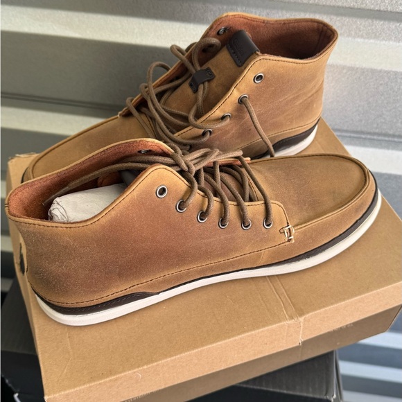 OluKai Men\'s Tan Chukka Boots main image 6